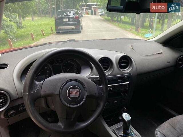 Червоний Сеат Ibiza, об'ємом двигуна 1.4 л та пробігом 250 тис. км за 2600 $, фото 5 на Automoto.ua