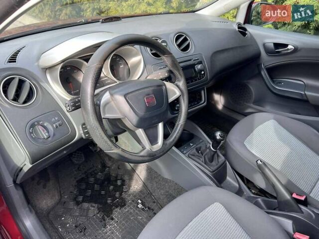 Червоний Сеат Ibiza, об'ємом двигуна 1.39 л та пробігом 150 тис. км за 5000 $, фото 4 на Automoto.ua