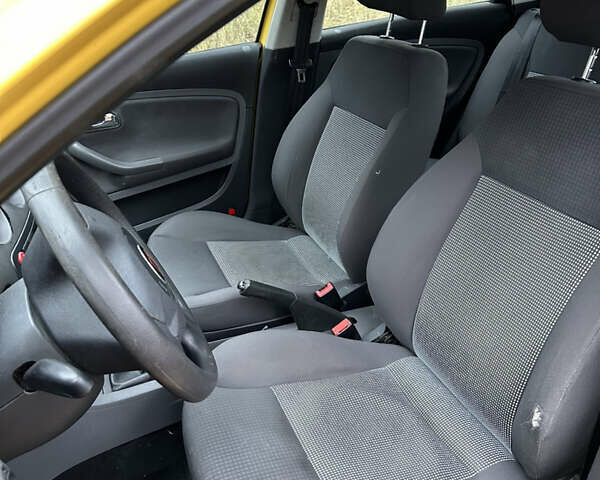 Желтый Сеат Ибица, объемом двигателя 1.4 л и пробегом 343 тыс. км за 3500 $, фото 12 на Automoto.ua