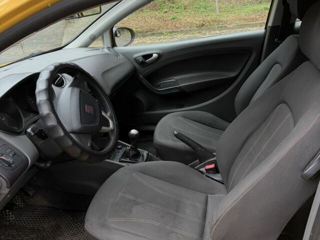 Жовтий Сеат Ibiza, об'ємом двигуна 1.4 л та пробігом 180 тис. км за 4200 $, фото 5 на Automoto.ua