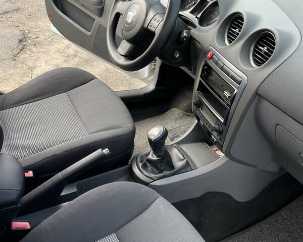 Сірий Сеат Ibiza, об'ємом двигуна 1.4 л та пробігом 184 тис. км за 4800 $, фото 19 на Automoto.ua