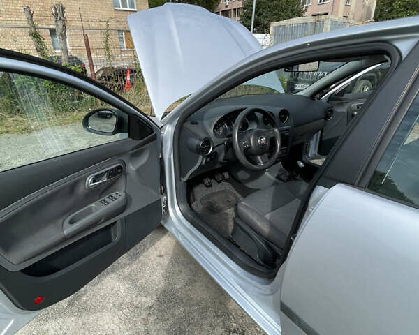 Сірий Сеат Ibiza, об'ємом двигуна 1.4 л та пробігом 184 тис. км за 4800 $, фото 11 на Automoto.ua