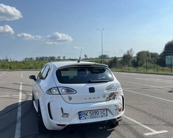 Белый Сеат Леон, объемом двигателя 1.97 л и пробегом 249 тыс. км за 6600 $, фото 1 на Automoto.ua