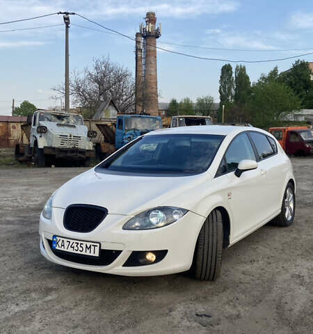 Білий Сеат Leon, об'ємом двигуна 2 л та пробігом 242 тис. км за 5900 $, фото 1 на Automoto.ua