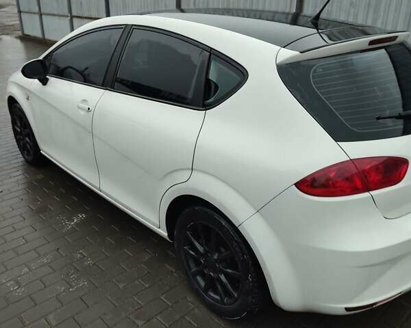 Белый Сеат Леон, объемом двигателя 1.39 л и пробегом 246 тыс. км за 5500 $, фото 3 на Automoto.ua