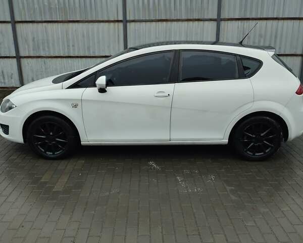 Белый Сеат Леон, объемом двигателя 1.39 л и пробегом 246 тыс. км за 5500 $, фото 2 на Automoto.ua