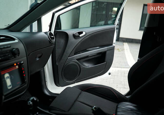 Білий Сеат Leon, об'ємом двигуна 2 л та пробігом 257 тис. км за 9900 $, фото 32 на Automoto.ua