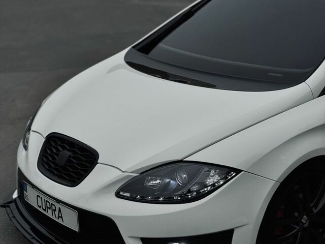 Білий Сеат Leon, об'ємом двигуна 2 л та пробігом 263 тис. км за 8699 $, фото 2 на Automoto.ua