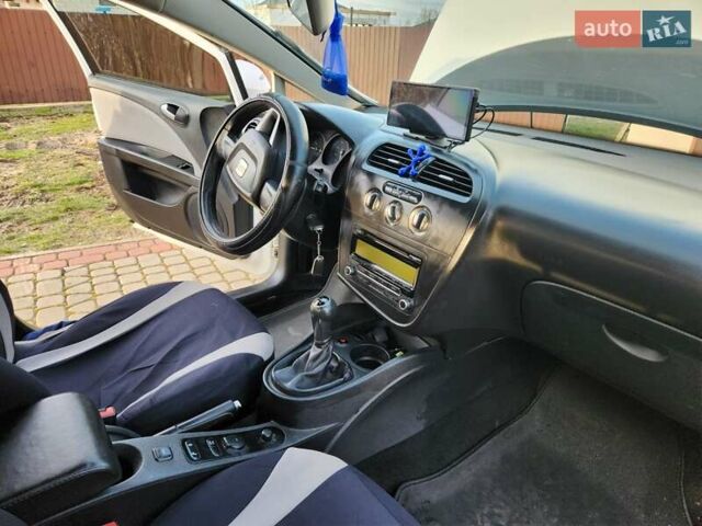 Белый Сеат Леон, объемом двигателя 1.39 л и пробегом 209 тыс. км за 4699 $, фото 24 на Automoto.ua