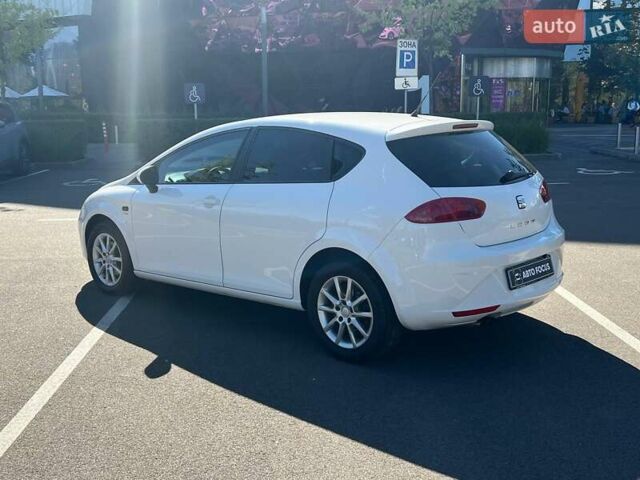 Белый Сеат Леон, объемом двигателя 1.39 л и пробегом 153 тыс. км за 5190 $, фото 4 на Automoto.ua