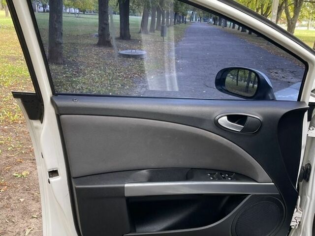 Білий Сеат Leon, об'ємом двигуна 1.6 л та пробігом 282 тис. км за 6000 $, фото 13 на Automoto.ua