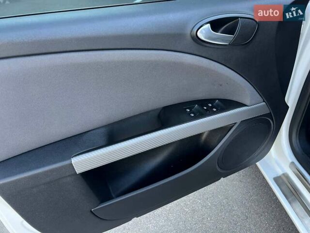 Белый Сеат Леон, объемом двигателя 1.39 л и пробегом 153 тыс. км за 5190 $, фото 11 на Automoto.ua