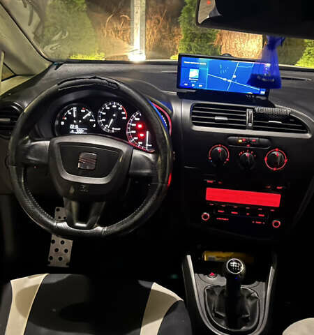 Белый Сеат Леон, объемом двигателя 1.39 л и пробегом 219 тыс. км за 5500 $, фото 1 на Automoto.ua