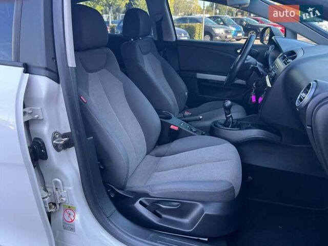 Белый Сеат Леон, объемом двигателя 1.39 л и пробегом 153 тыс. км за 5190 $, фото 9 на Automoto.ua