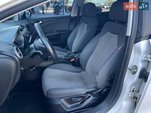 Белый Сеат Леон, объемом двигателя 1.39 л и пробегом 153 тыс. км за 5190 $, фото 7 на Automoto.ua