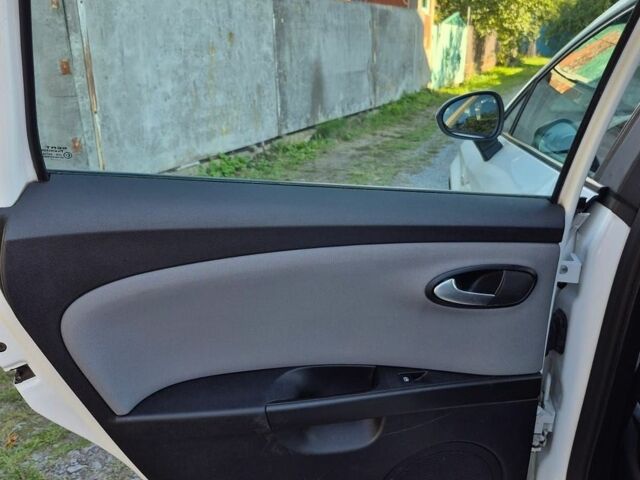 Білий Сеат Leon, об'ємом двигуна 1.2 л та пробігом 230 тис. км за 4300 $, фото 11 на Automoto.ua
