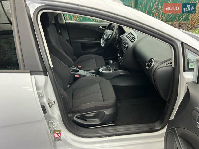 Белый Сеат Леон, объемом двигателя 1.8 л и пробегом 153 тыс. км за 9000 $, фото 58 на Automoto.ua