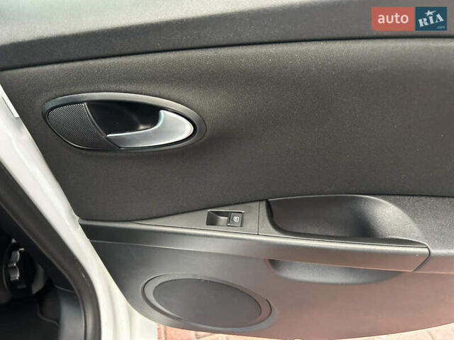 Белый Сеат Леон, объемом двигателя 1.8 л и пробегом 153 тыс. км за 9000 $, фото 57 на Automoto.ua