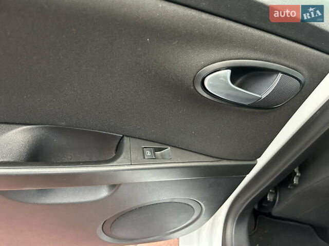 Белый Сеат Леон, объемом двигателя 1.8 л и пробегом 153 тыс. км за 9000 $, фото 47 на Automoto.ua