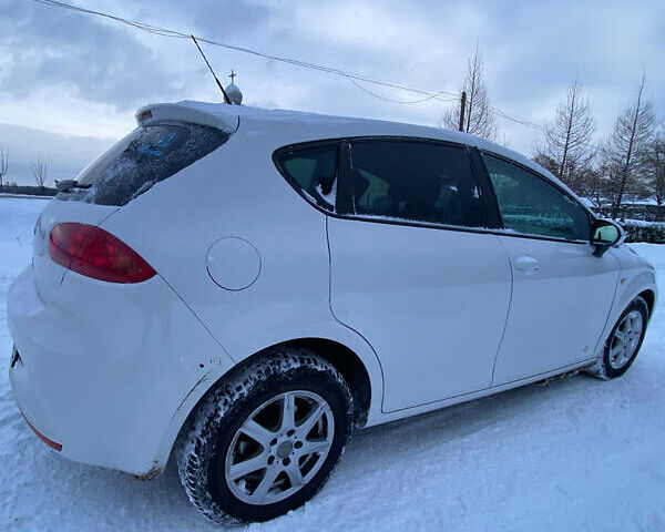 Белый Сеат Леон, объемом двигателя 1.6 л и пробегом 211 тыс. км за 6800 $, фото 1 на Automoto.ua