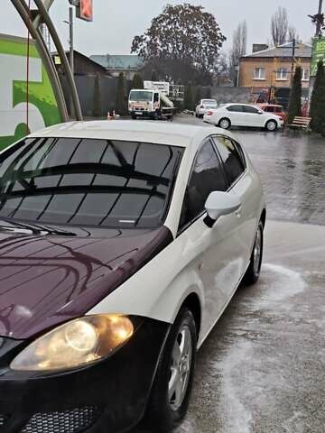 Белый Сеат Леон, объемом двигателя 1.2 л и пробегом 156 тыс. км за 3499 $, фото 1 на Automoto.ua