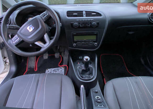 Белый Сеат Леон, объемом двигателя 1.6 л и пробегом 211 тыс. км за 6800 $, фото 5 на Automoto.ua