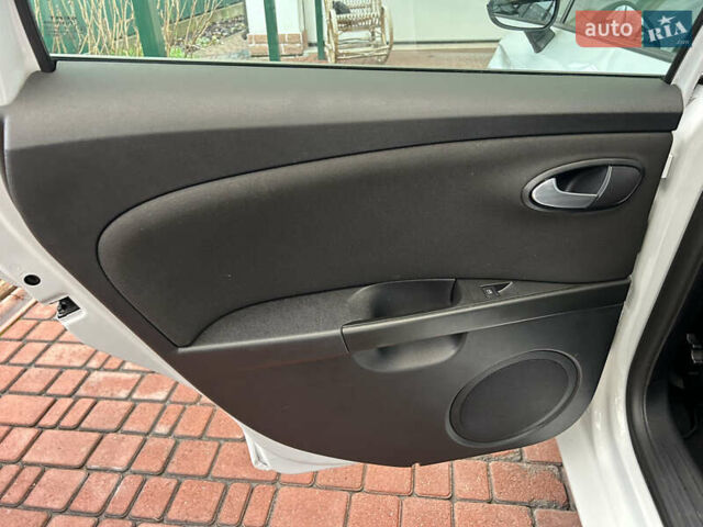 Белый Сеат Леон, объемом двигателя 1.8 л и пробегом 153 тыс. км за 9000 $, фото 46 на Automoto.ua