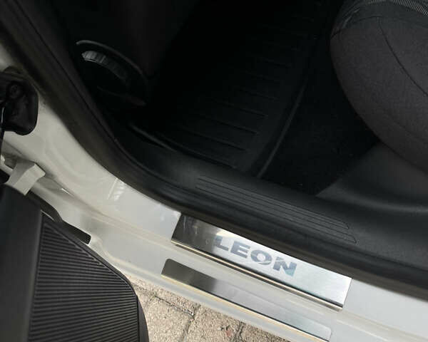 Білий Сеат Leon, об'ємом двигуна 1.6 л та пробігом 208 тис. км за 10700 $, фото 58 на Automoto.ua