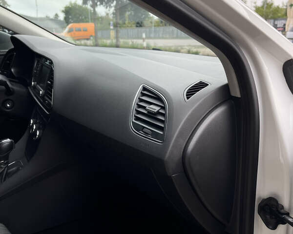 Білий Сеат Leon, об'ємом двигуна 1.6 л та пробігом 208 тис. км за 10700 $, фото 45 на Automoto.ua