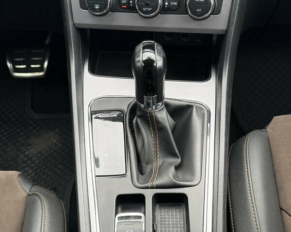 Сеат Леон 2017 в Киеве на Automoto.ua Белый Сеат Леон, объемом двигателя 1.97 л и пробегом 157 тыс. км за 17500 $, фото 17 на Automoto.ua