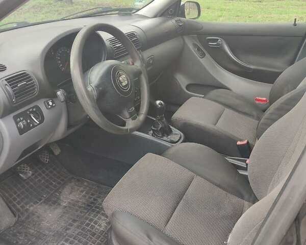 Черный Сеат Леон, объемом двигателя 1.6 л и пробегом 403 тыс. км за 2900 $, фото 6 на Automoto.ua