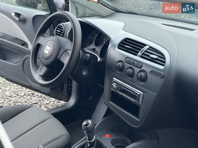 Черный Сеат Леон, объемом двигателя 1.6 л и пробегом 185 тыс. км за 5200 $, фото 18 на Automoto.ua