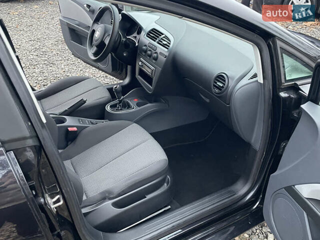 Черный Сеат Леон, объемом двигателя 1.6 л и пробегом 185 тыс. км за 5200 $, фото 16 на Automoto.ua