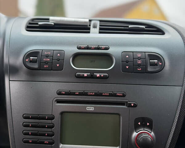 Черный Сеат Леон, объемом двигателя 1.6 л и пробегом 248 тыс. км за 4450 $, фото 5 на Automoto.ua