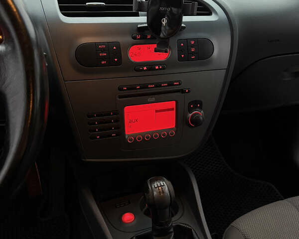 Черный Сеат Леон, объемом двигателя 1.6 л и пробегом 289 тыс. км за 5500 $, фото 7 на Automoto.ua