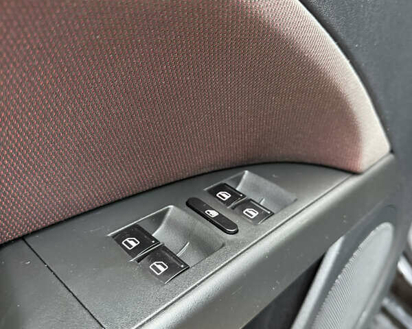 Черный Сеат Леон, объемом двигателя 1.6 л и пробегом 248 тыс. км за 4450 $, фото 4 на Automoto.ua