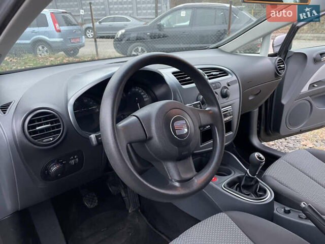 Черный Сеат Леон, объемом двигателя 1.6 л и пробегом 185 тыс. км за 5200 $, фото 20 на Automoto.ua