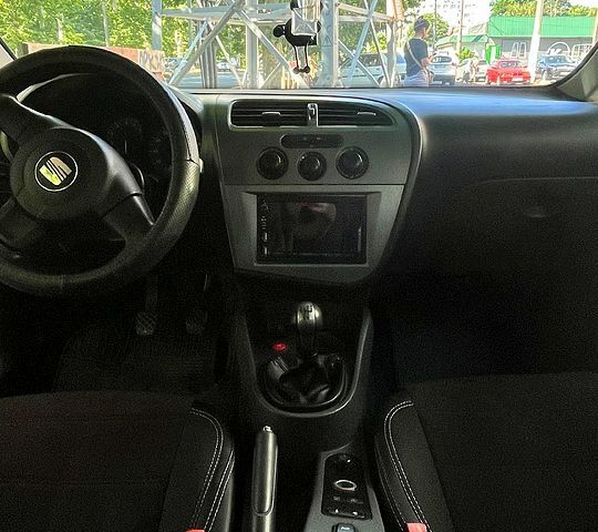 Черный Сеат Леон, объемом двигателя 1.6 л и пробегом 206 тыс. км за 6200 $, фото 6 на Automoto.ua