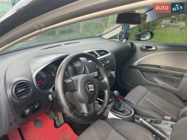 Черный Сеат Леон, объемом двигателя 1.6 л и пробегом 250 тыс. км за 4300 $, фото 7 на Automoto.ua