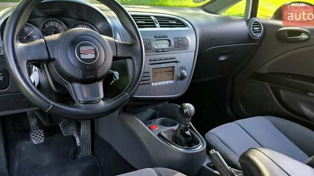 Черный Сеат Леон, объемом двигателя 1.6 л и пробегом 127 тыс. км за 5400 $, фото 19 на Automoto.ua