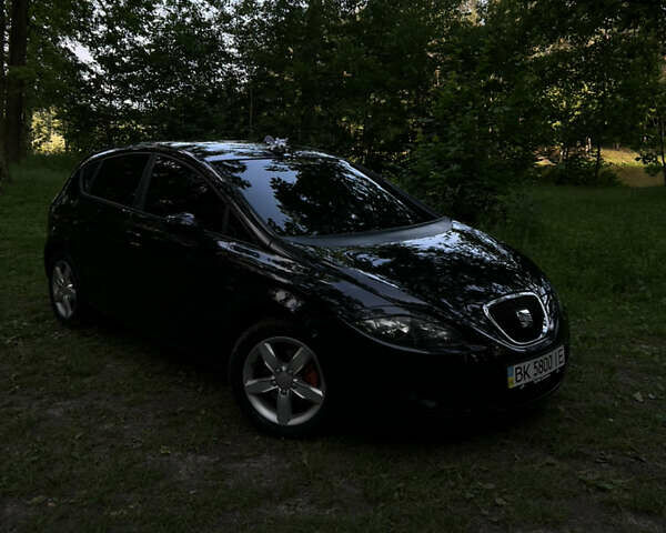 Черный Сеат Леон, объемом двигателя 1.8 л и пробегом 255 тыс. км за 5300 $, фото 5 на Automoto.ua