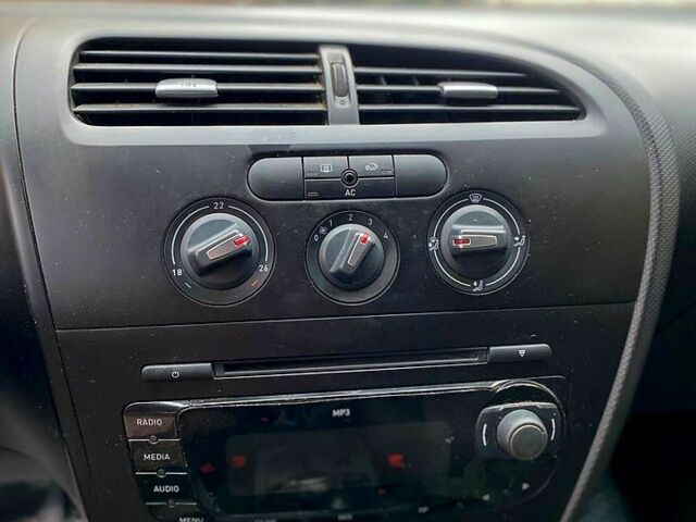 Черный Сеат Леон, объемом двигателя 1.9 л и пробегом 190 тыс. км за 6600 $, фото 7 на Automoto.ua