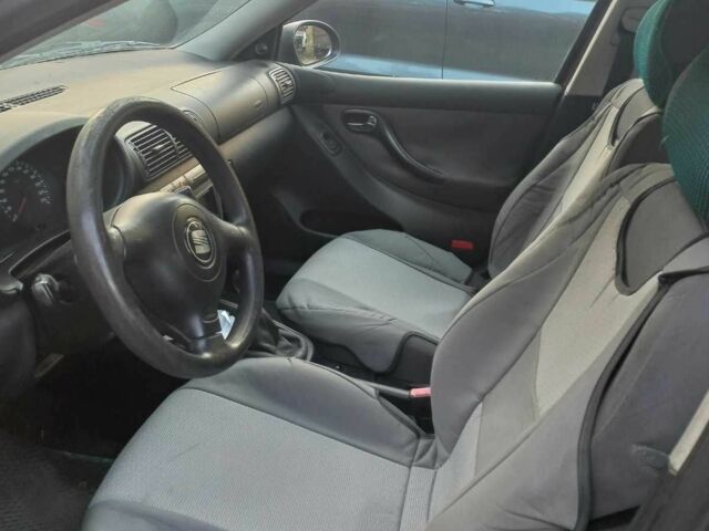 Красный Сеат Леон, объемом двигателя 1.6 л и пробегом 202 тыс. км за 4000 $, фото 5 на Automoto.ua