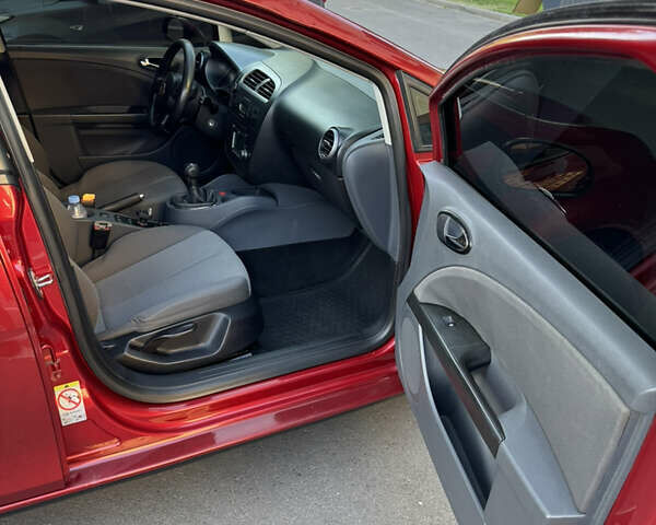 Червоний Сеат Leon, об'ємом двигуна 1.6 л та пробігом 320 тис. км за 4750 $, фото 7 на Automoto.ua
