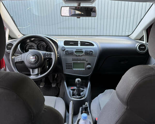 Червоний Сеат Leon, об'ємом двигуна 1.6 л та пробігом 320 тис. км за 4750 $, фото 12 на Automoto.ua