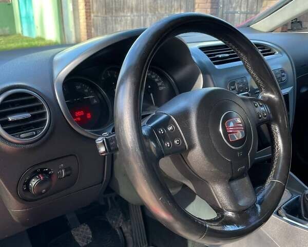 Красный Сеат Леон, объемом двигателя 1.6 л и пробегом 270 тыс. км за 5000 $, фото 1 на Automoto.ua