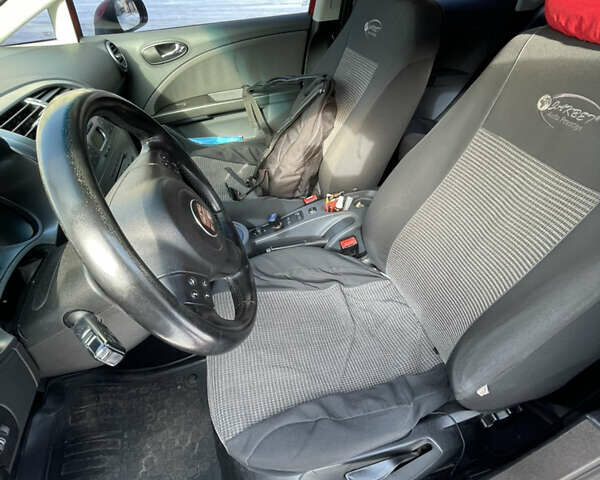 Червоний Сеат Leon, об'ємом двигуна 1.97 л та пробігом 318 тис. км за 7900 $, фото 3 на Automoto.ua