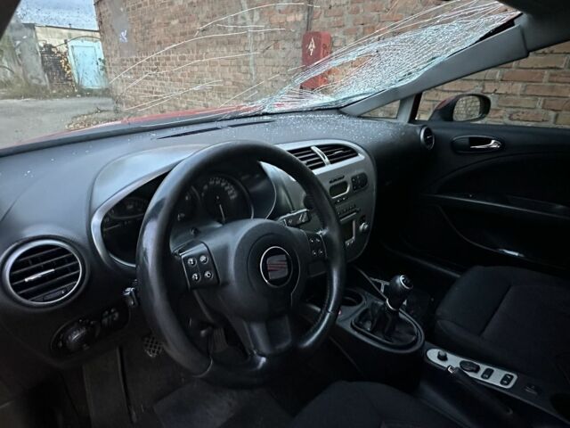 Красный Сеат Леон, объемом двигателя 2 л и пробегом 200 тыс. км за 2250 $, фото 6 на Automoto.ua