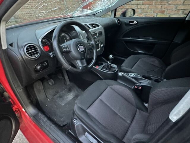 Красный Сеат Леон, объемом двигателя 2 л и пробегом 200 тыс. км за 2250 $, фото 5 на Automoto.ua