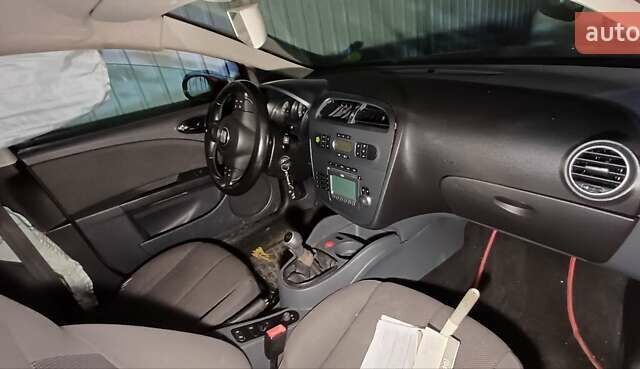 Червоний Сеат Leon, об'ємом двигуна 1.6 л та пробігом 152 тис. км за 4000 $, фото 5 на Automoto.ua